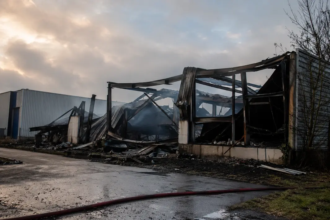 Brand verwoest bedrijfsloods aan de Marsweg in Zutphen