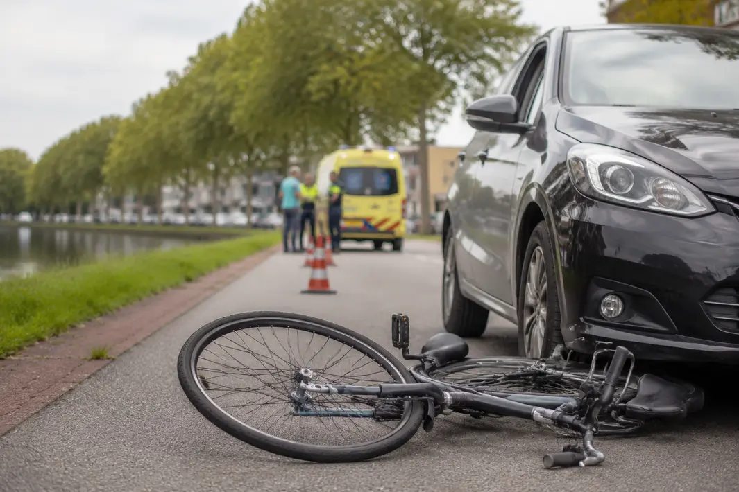 Fietser gewond na botsing met auto op Kanaal Noord