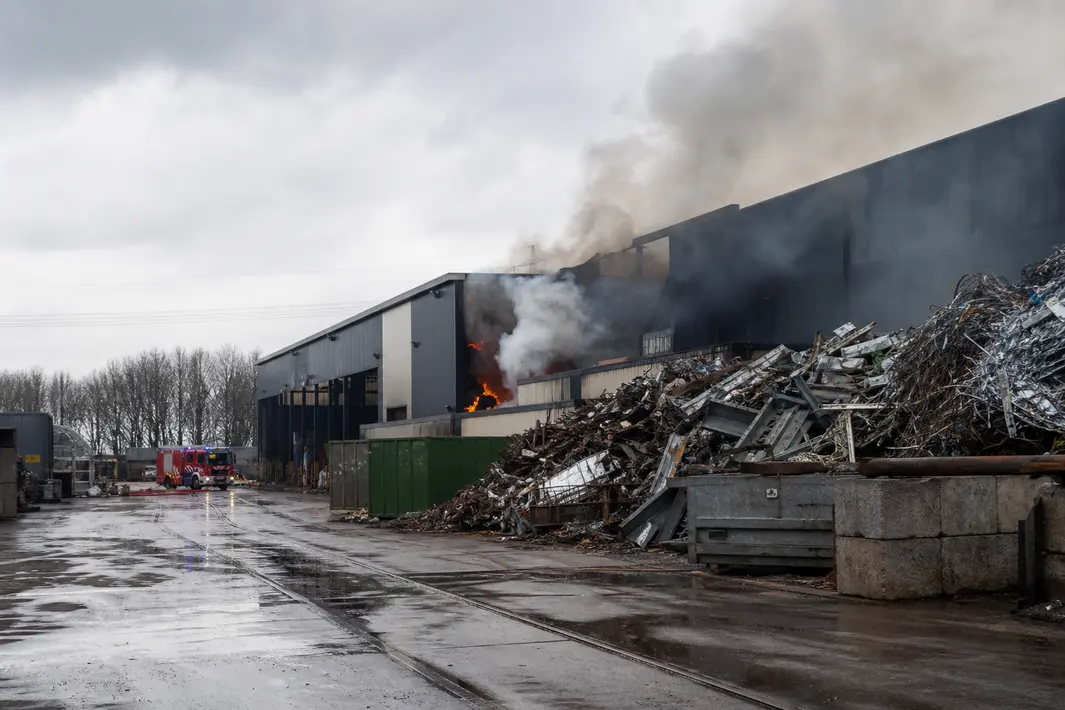 Brand in loods bij metaalrecyclingbedrijf in Apeldoorn