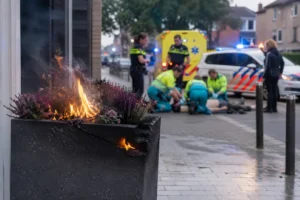 Brand in bloembak en verkeersruzie met reanimatie in Gelderland